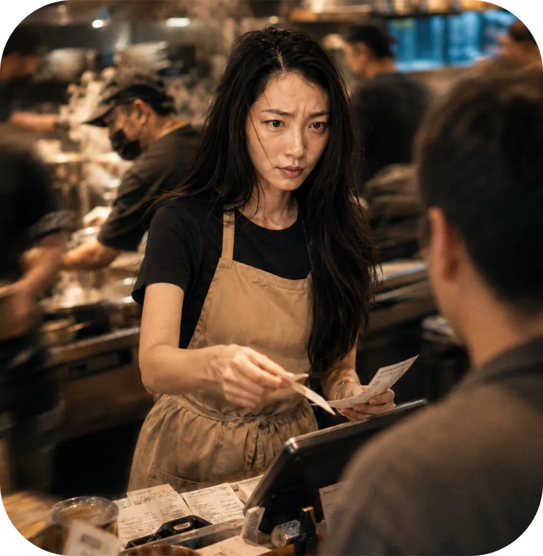 พนักงานร้านอาหารกำลังจัดการออเดอร์ในช่วงร้านยุ่ง
