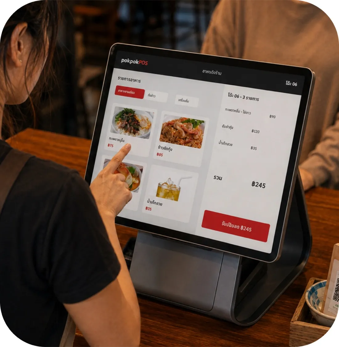 พนักงานใช้หน้าจอ pokpokPOS รับออเดอร์จากลูกค้า